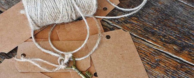 Anhänger und Etiketten aus Kraftpapier